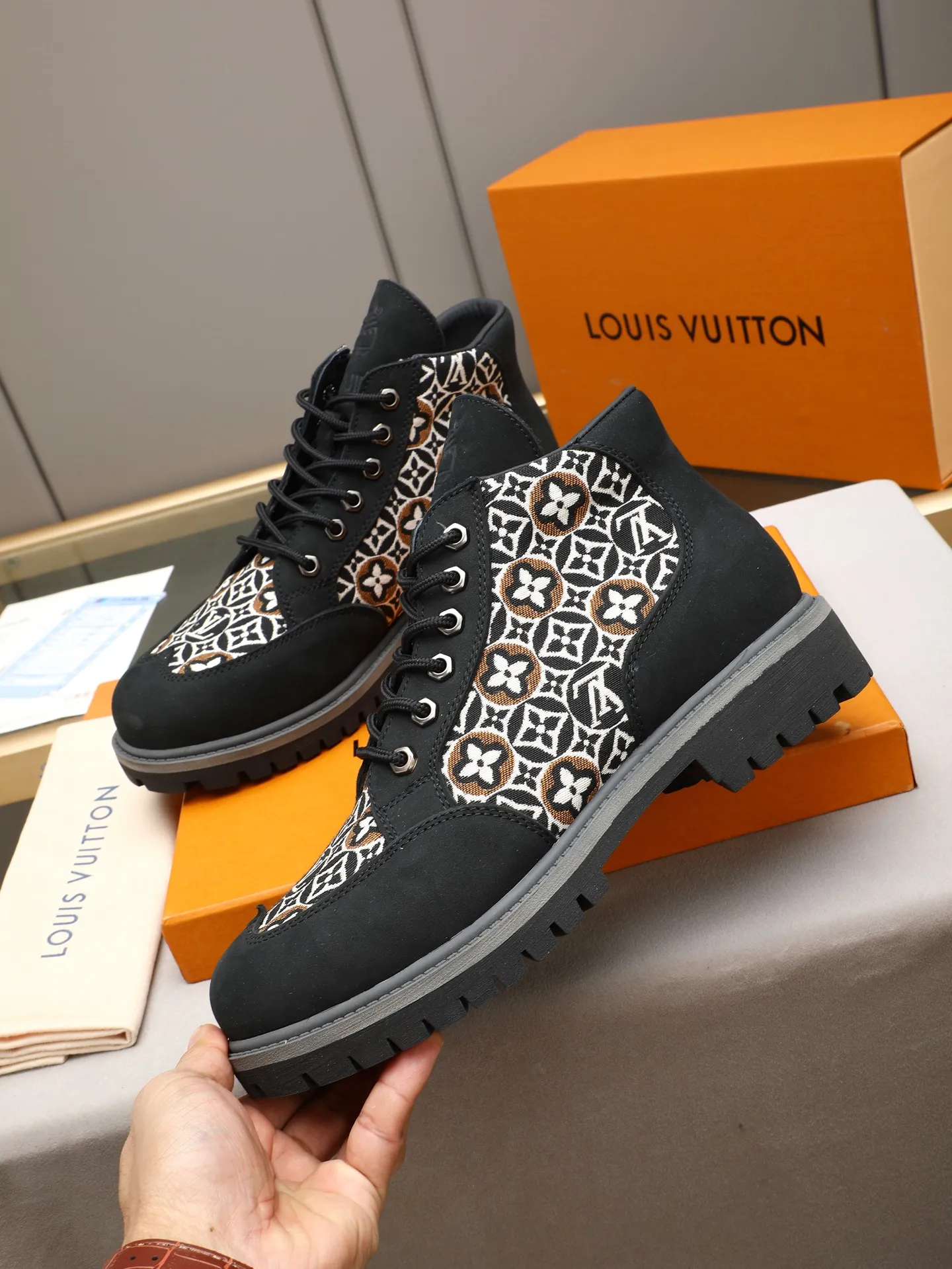 PP460 LOUIS VUITTON ss25 LV donkey brand new thick-soled lace-up big-toe shoes men's casual shoes high-top short boots. These boots are crafted from top-grain calf leather for a lightweight and comfortable fit. The thick EVA outsole is embellished with eye-catching ridges, and the trendy attitude of being both strong and soft makes it an everyday choice. ✔Upper: imported first-layer cowhide ✔Inner lining: sheep lining ✔Outsole: original molded outsole Size: 38-44 (45 customized)